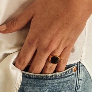 Signet ring